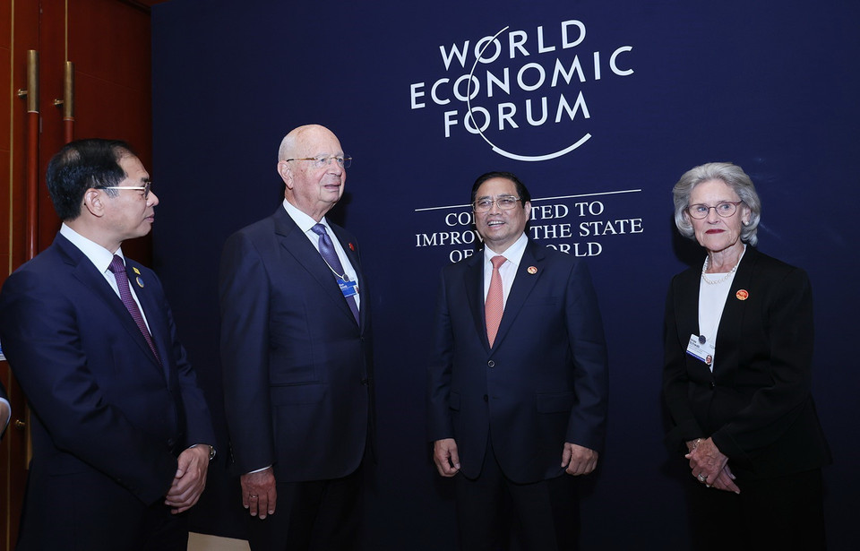 Thủ tướng Phạm Minh Chính gặp Chủ tịch Điều hành Diễn đàn Kinh tế Thế giới (WEF) Klaus Schwab. (Ảnh: Dương Giang/TTXVN)