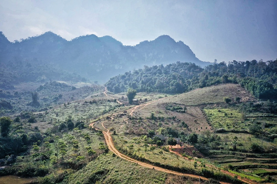 Những con đường đất dẫn lối vào bản Sò Lườn. (Ảnh: Xuân Mai/Vietnam+)