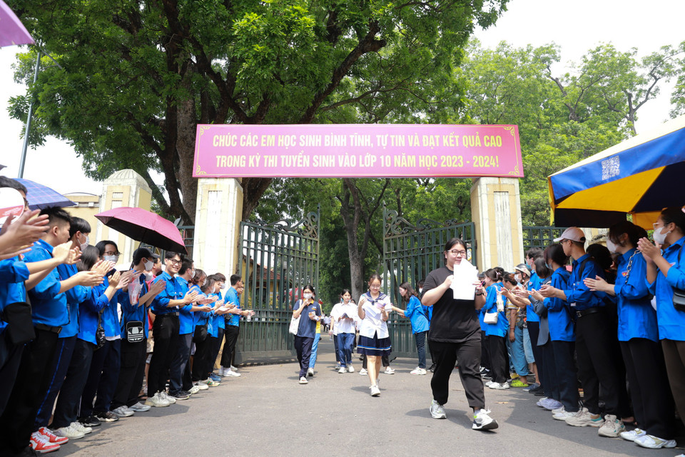 Sáng nay 11/6, gần 100.000 sỹ tử Thủ đô hoàn thành bài thi môn Toán - môn thi cuối cùng của kỳ tuyển sinh lớp 10 trung học phổ thông năm học 2023-2024, với thời gian làm bài là 120 phút. (Ảnh: PV/Vietnam+)