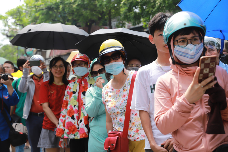 'Con lo một thì bố mẹ lo mười' là tâm trạng chung của các bậc phụ huynh có con tham gia kỳ thi tuyển sinh vào lớp 10 trên địa bàn thành phố Hà Nội. (Ảnh: PV/Vietnam+)