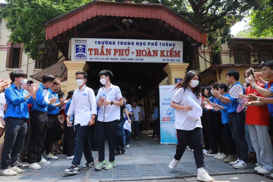 Nhiều thí sinh cho biết khoảng 85% các câu hỏi là kiến thức cơ bản, vận dụng ở mức độ bình thường; mỗi câu hỏi vận dụng cao ở hai phần Đại số và Hình học chiếm khoảng từ 7-8%, học sinh ôn tập tốt sẽ không khó khăn để đạt 8 điểm. (Ảnh: PV/Vietnam+)