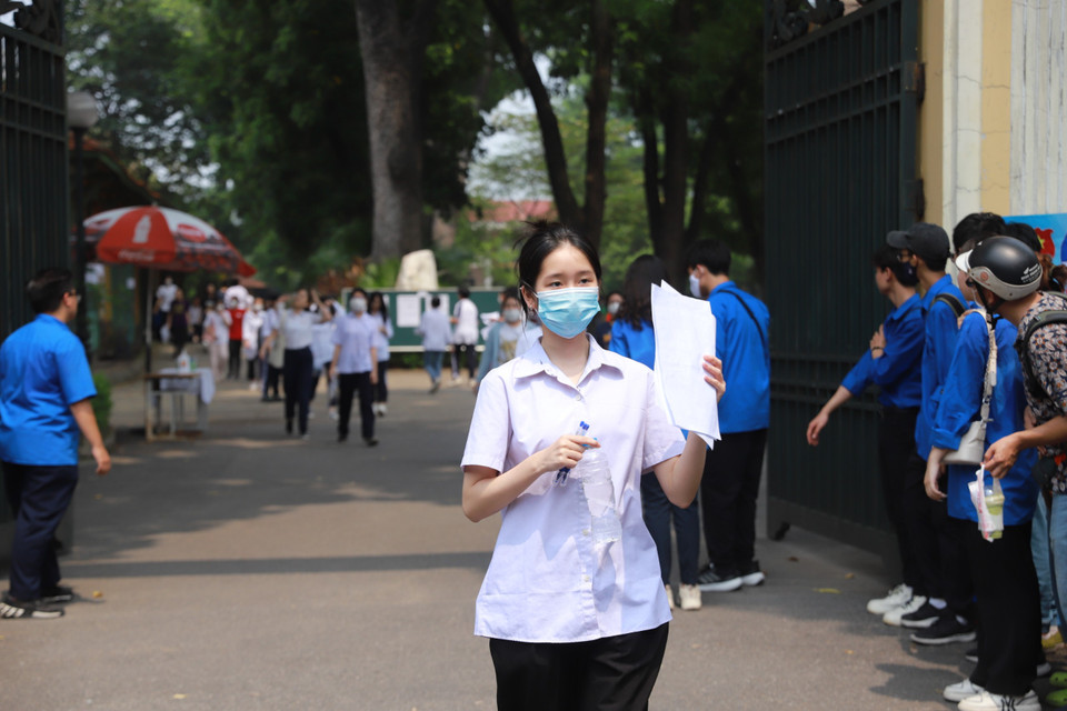 Thí sinh vui mừng rời khỏi phòng thi sau khi hoàn thành môn thi cuối cùng tại kỳ thi tuyển sinh vào lớp 10. (Ảnh: PV/Vietnam+)