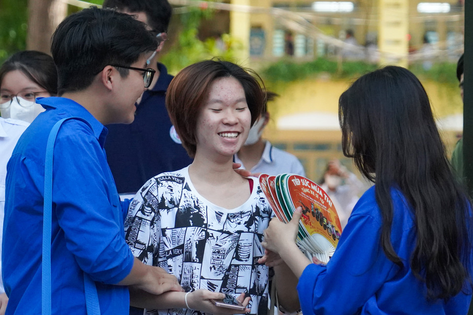 Nhiều thí sinh rời phòng thi với tâm trạng vui vẻ, tự tin giành điểm cao ở môn thi cuối cùng. (Ảnh: PV/Vietnam+)