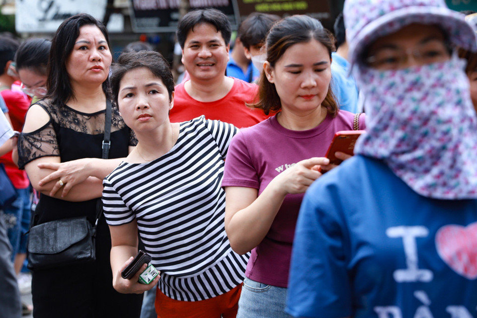 Một số phụ huynh cho biết gia đình các em đã có anh, chị từng trải qua kỳ thi nên bố mẹ cũng đã có kinh nghiệm, luôn cố gắng tạo cho các con tinh thần thoải mái để tập trung hoàn thành kỳ thi tốt nhất. (Ảnh: PV/Vietnam+)