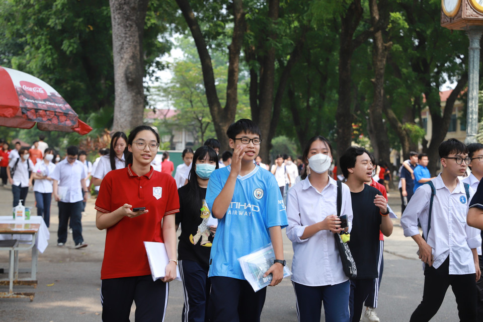 Nhiều thí sinh cho biết các em bước vào môn thi cuối cùng với tâm trạng tương đối thoải mái, bởi ở hai môn thi Ngữ văn và Ngoại ngữ các em làm bài tương đối tốt. (Ảnh: PV/Vietnam+)