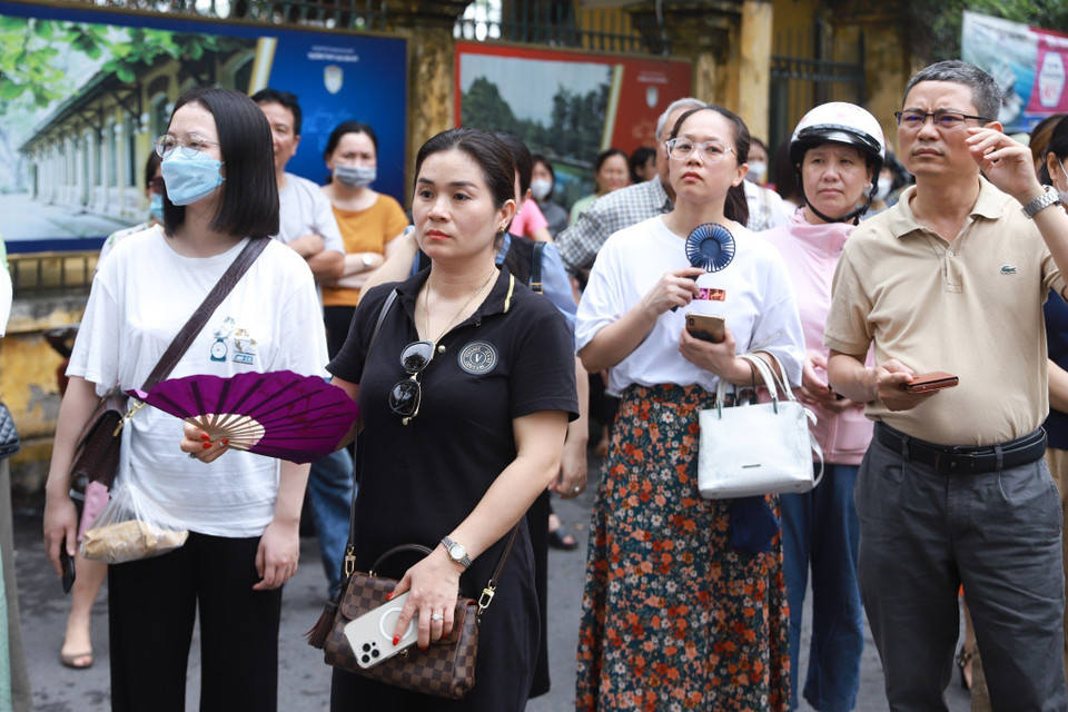 Nhiều phụ huynh chia sẻ những ngày qua là thời gian cả nhà hồi hộp, căng thẳng cùng các con. (Ảnh: PV/Vietnam+)