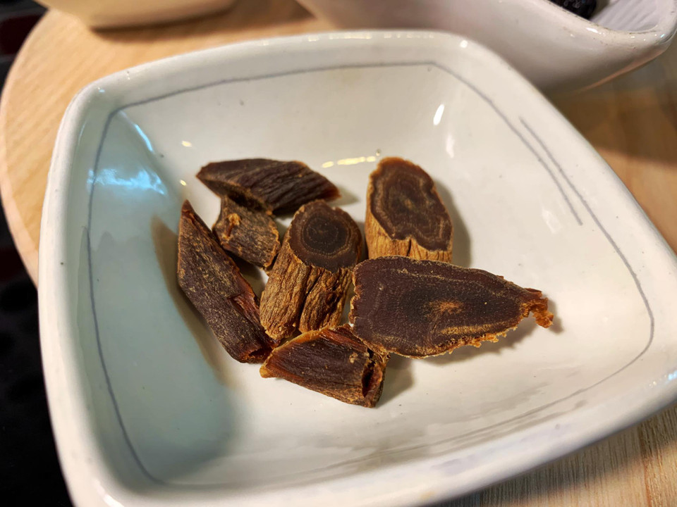 Nguyên liệu cần chuẩn bị: 30gr nhân sâm, nên dùng củ nhỏ từ 3-4 tuổi, nếu dùng nhân sâm 6 năm tuổi chỉ nên cho 3-5gr. (Ảnh: Mai Mai/Vietnam+)