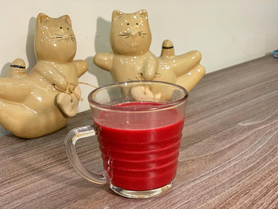 Hỗ hợp nước ép có hương vị thơm ngọt của dứa và cà rốt, thanh mát của nước dưa chuột và bùi béo của cốt dừa sẽ giúp át vị nồng của củ cải đỏ và cần tây do hai loại này có dược tính cao. (Ảnh: Mai Mai/Vietnam+)