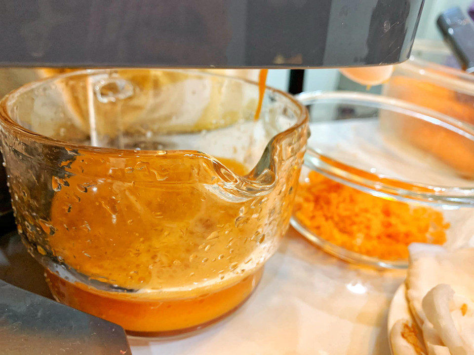 Ép cà cốt.(Ảnh: Mai Mai/Vietnam+)