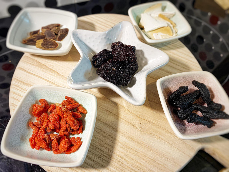 Theo Đông Y, tim lợn có vị ngọt mặn, tính hàn, khi sử dụng sẽ đi vào tâm phế, tác dụng bồi bổ khí huyết, bổ tâm, chữa kinh giản thương phong, kết hợp với nhân sâm sẽ tạo thành món ăn đại bổ khí, tốt cho người khí huyết suy nhược, người già, phụ nữ sau sinh cần bồi bổ sức khỏe. (Ảnh: Mai Mai/Vietnam+)