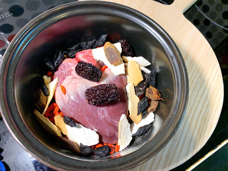 Cho tất cả nguyên liệu vào thố sứ hấp cách thủy hoặc đun bằng nồi đất (không nên đun sâm bằng nồi kim loại). Đổ nước sâm sấp trước khi cho vào nồi cách thủy, có thể nêm thêm chút muối, đường, hạt nêm hoặc không cần cho để thưởng thức vị nguyên thủy của nguyên liệu cũng rất tốt. (Ảnh: Mai Mai/Vietnam+)