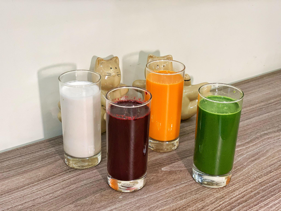 Thành phẩm nước cốt dừa, nước ép củ cải đỏ, nước ép dứa và cà rốt, nước ép cần tây. (Ảnh: Mai Mai/Vietnam+)
