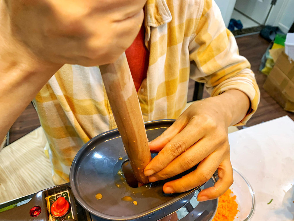 Sử dụng máy ép chậm để nước ép vừa giữ được hương vị thơm ngon vừa ép kiệt được nguyên liệu. (Ảnh: Mai Mai/Vietnam+)