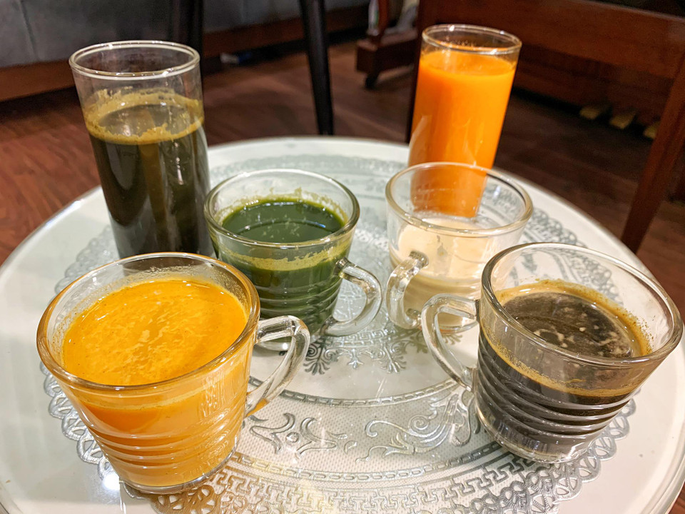 Các loại nước ép thành phẩm từ dứa, cà rốt, rau cải sâm, lá tía tô, rau cần tây, cùi dừa. (Ảnh: Mai Mai/Vietnam+)