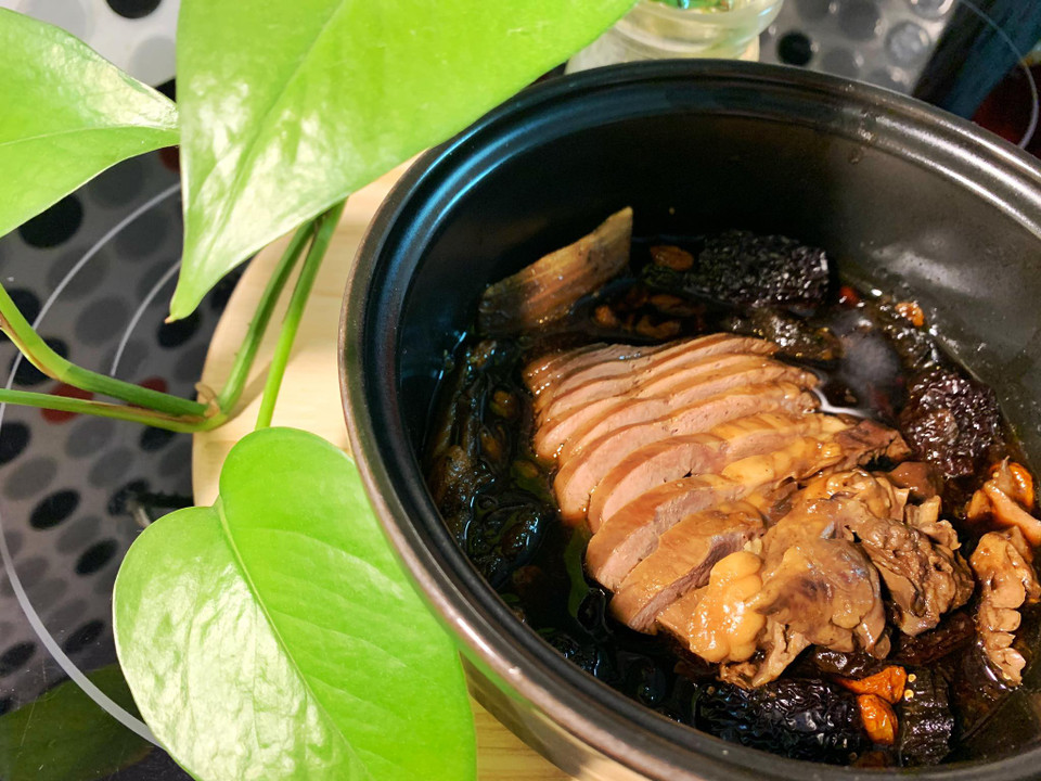 Tim chín lấy ra thái lát và thưởng thức cùng mỳ với rau xà lách hoặc có thể ăn riêng như vậy. (Ảnh: Mai Mai/Vietnam+)