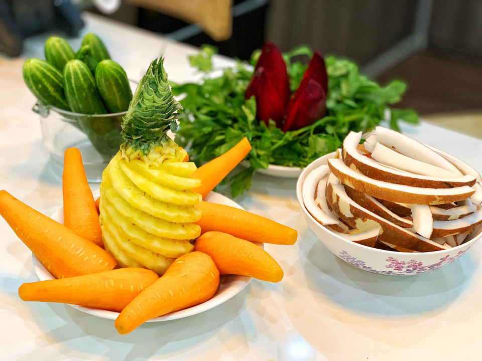 Ngoài ra, trong thực đơn nước ép tổng hợp này còn có dưa chuột, có tác dụng bù nước, bổ sung vitamin, bổ sung kali, bù nước. Cùi dừa chứa chất béo thuộc nhóm lipid, giống như chất dẫn để cơ thể hấp thu những dưỡng chất khác từ nước ép. (Ảnh: Mai Mai/Vietnam+)