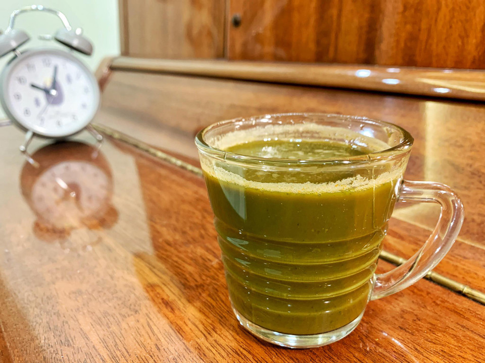 Khi trộn 5 loại nước ép trên (trừ nước cốt dừa uống riêng vì đây là chất béo không tan trong nước) sẽ cho ra nước có sắc màu đẹp mắt, hương vị ngọt nhưng hơi nồng vị tía tô, cần tây. Vì loại nước ép này có chứa các loại rau có dược tính cao để hỗ trợ tăng sức đề kháng rất tốt trong mùa dịch COVID-19. (Ảnh: Mai Mai/Vietnam+)