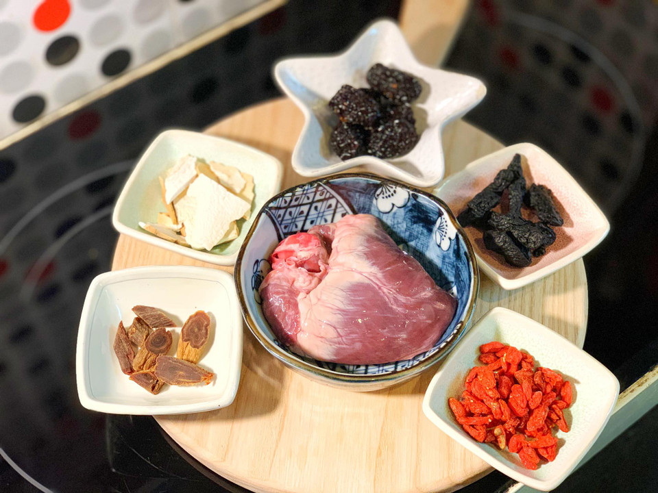 Tim heo rửa sạch với nước muối pha loãng, khía ra để loại bỏ máu bầm, để ráo nước. (Ảnh: Mai Mai/Vietnam+)