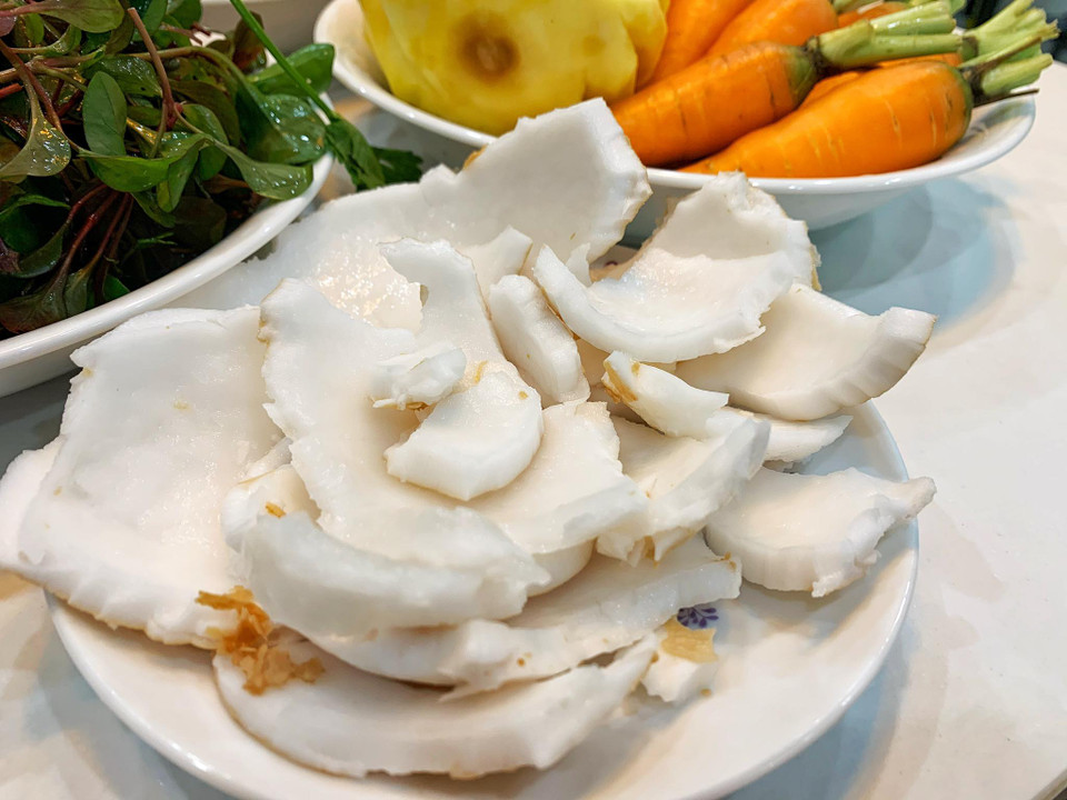 Cùi dừa chứa chất béo thuộc nhóm lipid, giống như chất dẫn để cơ thể hấp thu những dưỡng chất khác từ nước ép. (Ảnh: Mai Mai/Vietnam+)