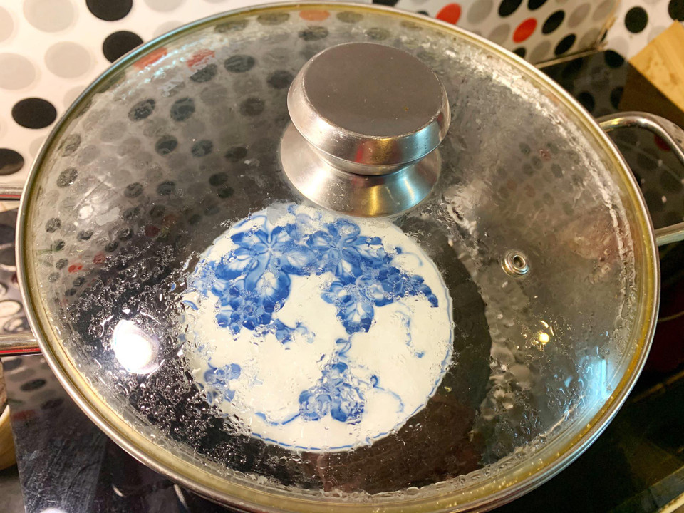 Tim heo tiềm sâm được đun cách thủy trong khoảng 1 tiếng. (Ảnh: Mai Mai/Vietnam+)