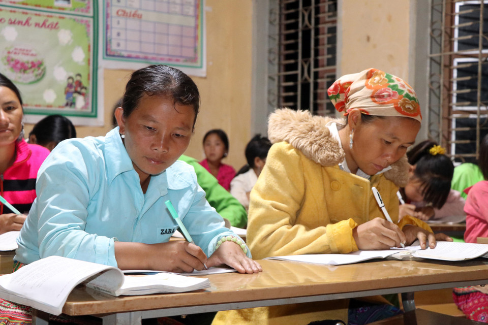  Học viên lớp xóa mù chữ do Đồn biên phòng Mường Lạn tổ chức tại bản Huổi Pá. (Ảnh: Hữu Quyết/TTXVN)