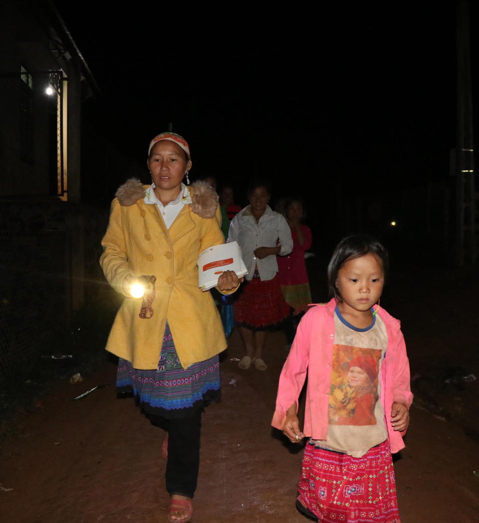  Đồng bào dân tộc tại bản Huổi Pá, xã Mường Lạn, huyện Sốp Cộp, đến lớp học xóa mù vào buổi tối. (Ảnh: Hữu Quyết/TTXVN)