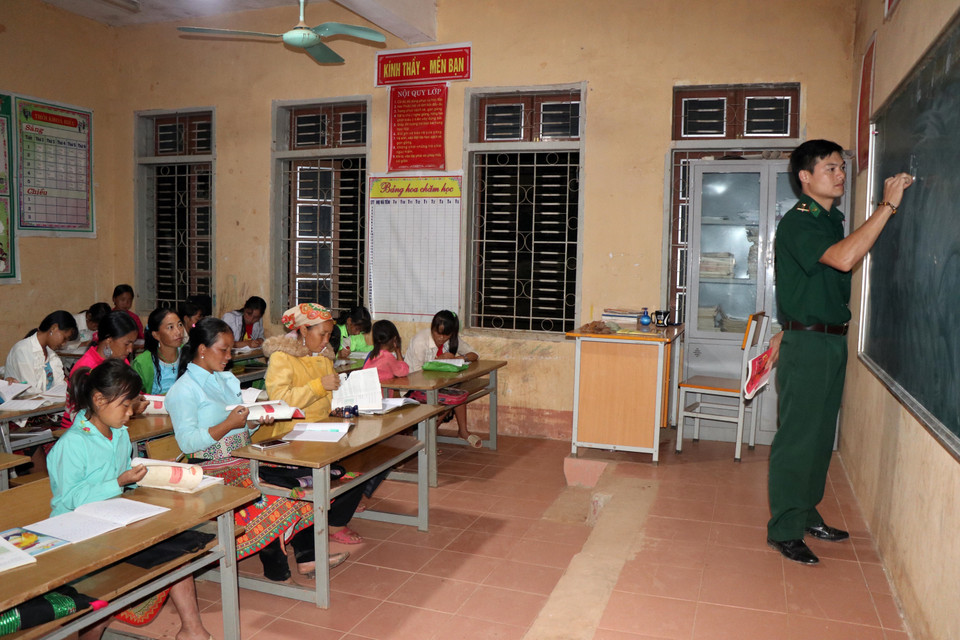  Giờ học tại lớp học xóa mù chữ bản Huổi Pá, xã Mường Lạn, huyện Sốp Cộp. (Ảnh: Hữu Quyết/TTXVN)