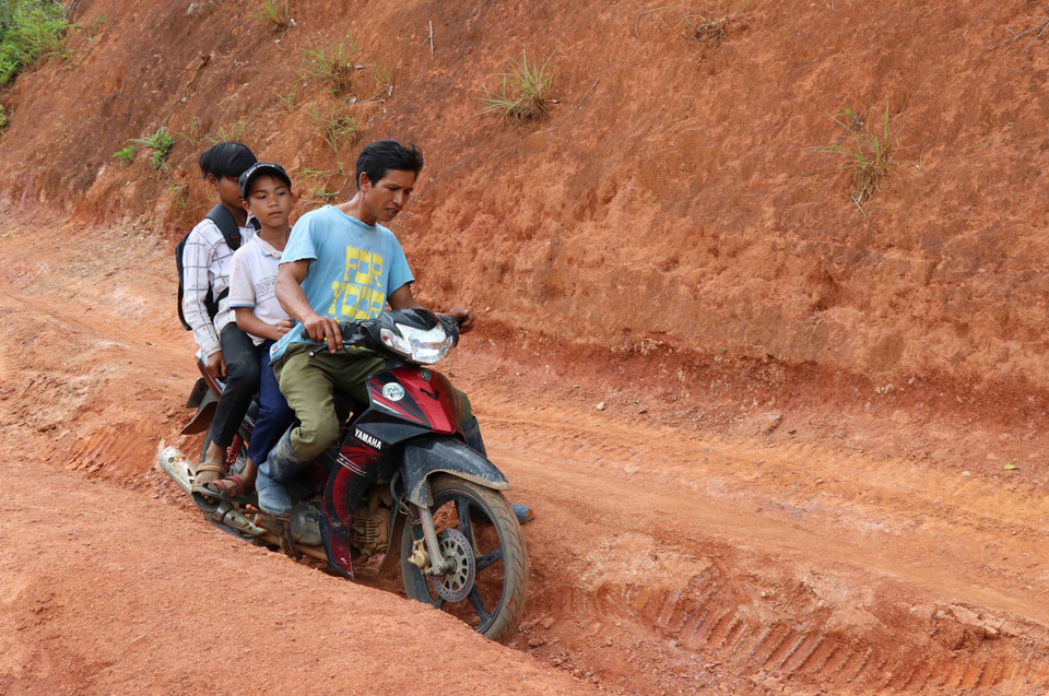 Học sinh cấp 2 được bố mẹ thồ xuống núi để học bán trú mỗi ngày. (Ảnh: Hồng Điệp/TTXVN)