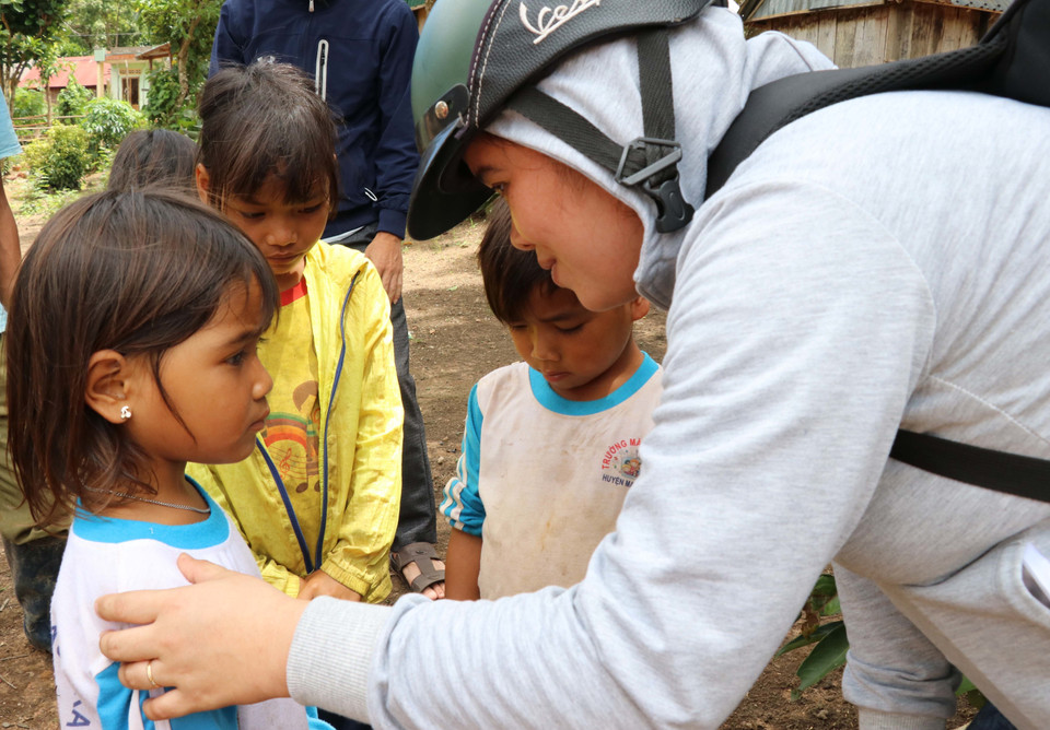 Giáo viên về làng Đê Kôn vận động học sinh ra lớp trước ngày khai giảng. (Ảnh: Hồng Điệp/TTXVN)