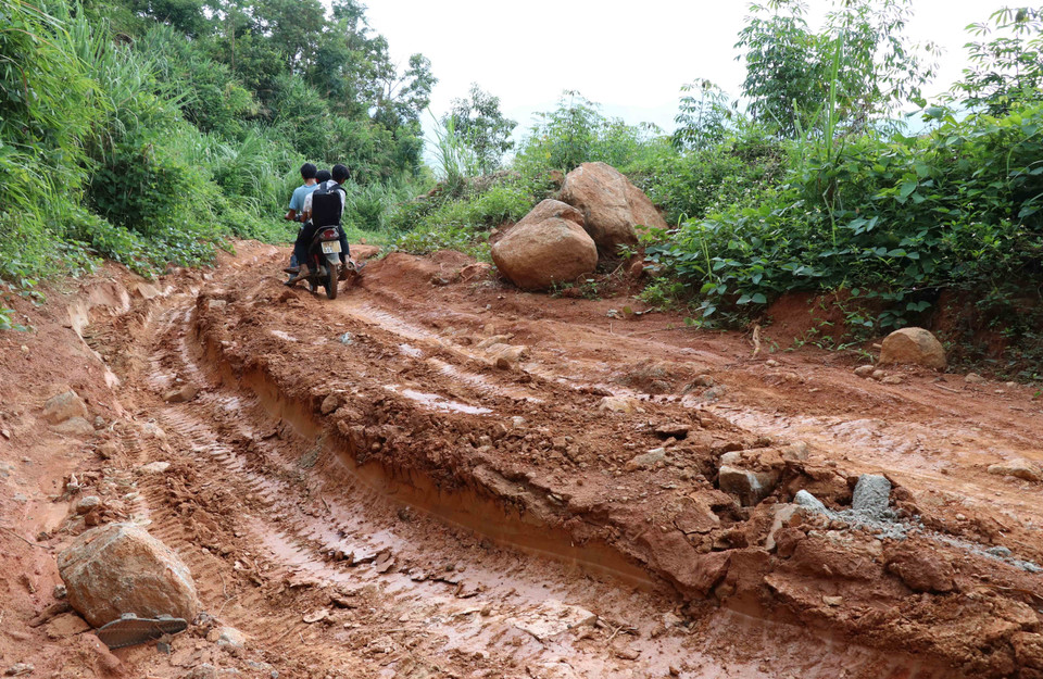 Học sinh cấp 2 được bố mẹ thồ xuống núi để học bán trú mỗi ngày. (Ảnh: Hồng Điệp/TTXVN)