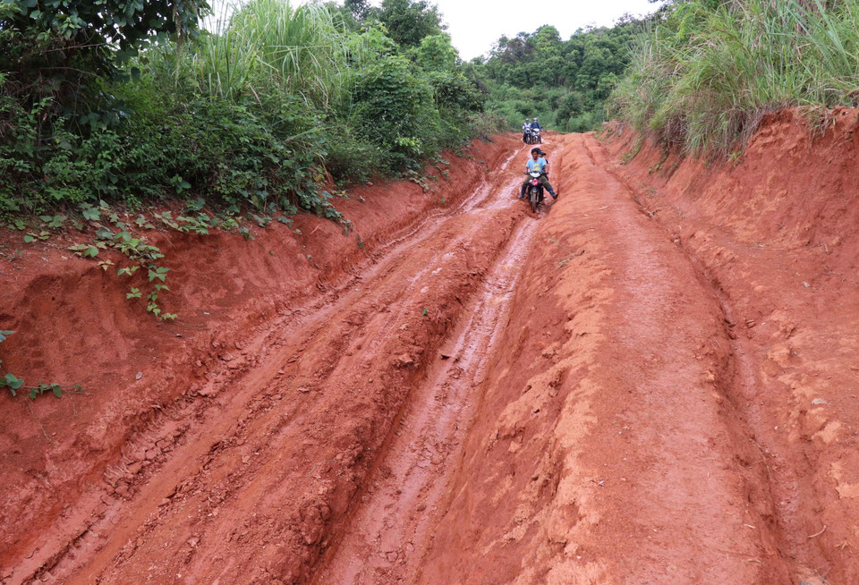 Đoạn đường vượt khó của học sinh nghèo làng Đê Kôn xuống núi học bán trú mỗi ngày. (Ảnh: Hồng Điệp/TTXVN)