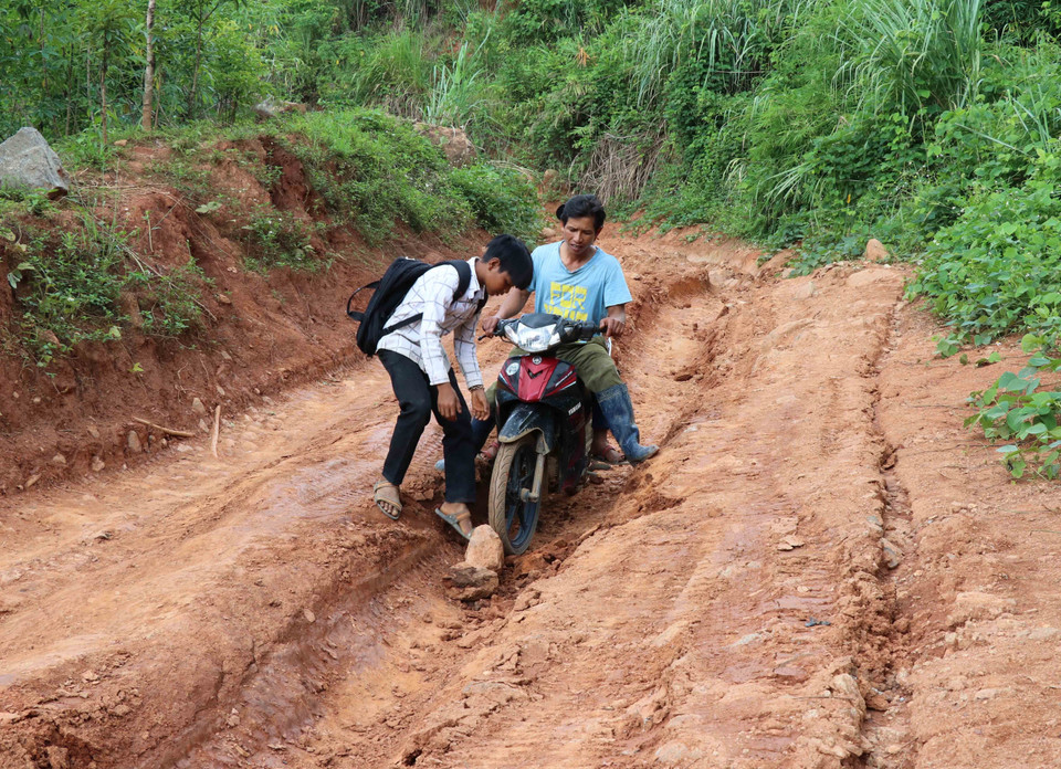 Học snh cấp 2 từ làng Đê Kôn xuống núi học bán trú. (Ảnh: Hồng Điệp/TTXVN)