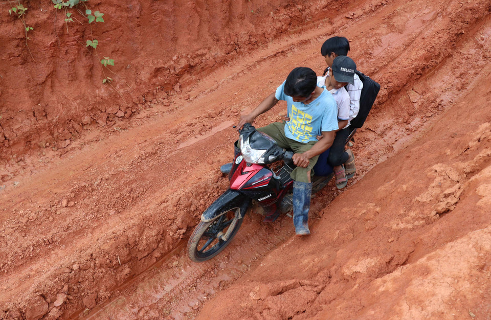 Đoạn đường vượt khó của học sinh nghèo làng Đê Kôn xuống núi học bán trú mỗi ngày.(Ảnh: Hồng Điệp/TTXVN)