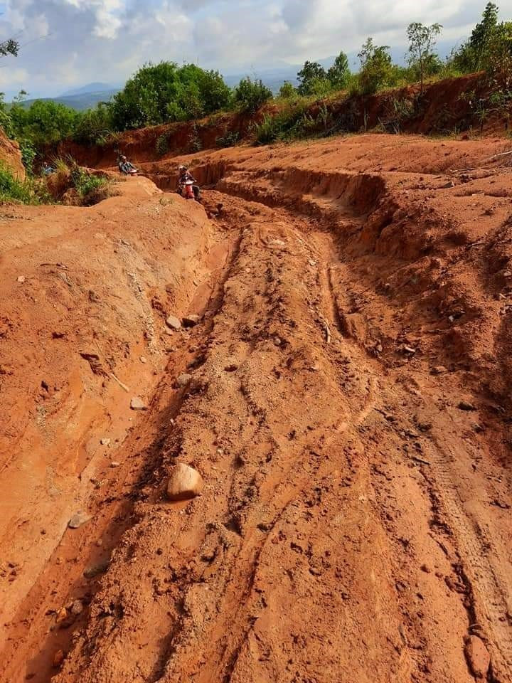Những đoạn đường hằng ngày giáo viên dưới xuôi phải ngược đèo cõng chữ về làng Đê Kôn. (Ảnh: Hồng Điệp/TTXVN)