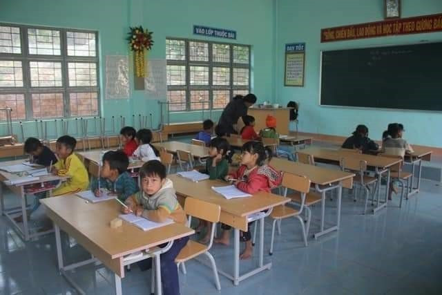 Học sinh chăm ngoan là niềm động viên cho thầy, cô mỗi ngày vượt khó khăn đến trường giảng dạy. (Ảnh: Hồng Điệp/TTXVN)