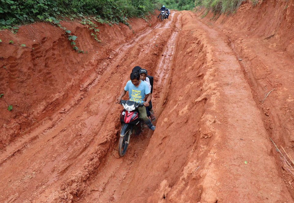 Đoạn đường vượt khó của học sinh nghèo làng Đê Kôn xuống núi học bán trú mỗi ngày. (Ảnh: Hồng Điệp/TTXVN)