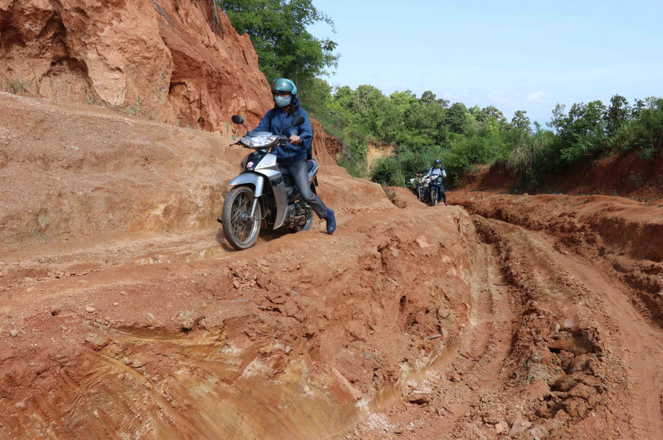 Cô Hà Thị Linh (đi đầu) giáo viên trường Tiểu học Hra số 2 trên đường lên điểm trường Đê Kôn trước năm học mới. (Ảnh: Hồng Điệp/TTXVN)