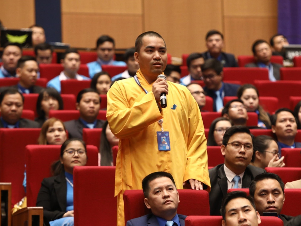 Đại biểu Thích Thánh Thuần (Hà Nội) đặt câu hỏi tại buổi đối thoại. (Ảnh: Văn Điệp/TTXVN)