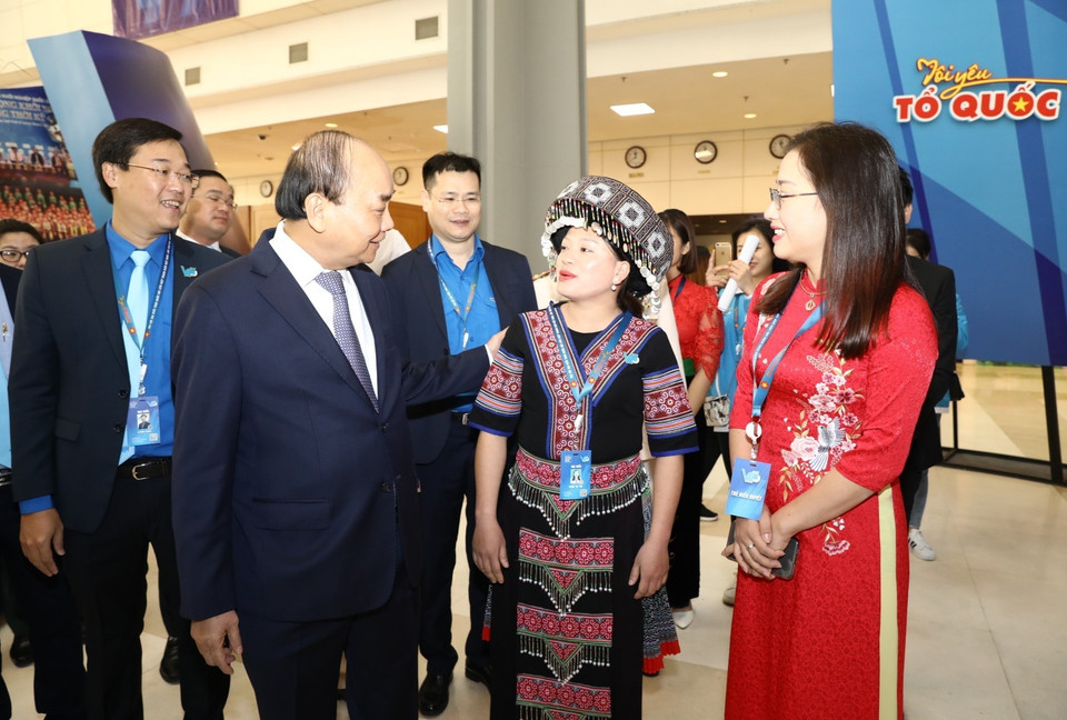 Thủ tướng Nguyễn Xuân Phúc với các đại biểu thanh niên. (Ảnh: Văn Điệp/TTXVN)