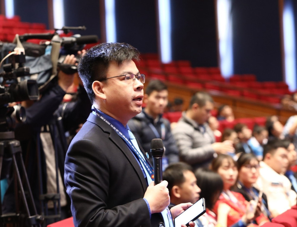 Đại biểu Hội Liên hiệp Thanh niên thành phố Đà Nẵng đặt câu hỏi tại buổi đối thoại. (Ảnh: Văn Điệp/TTXVN)