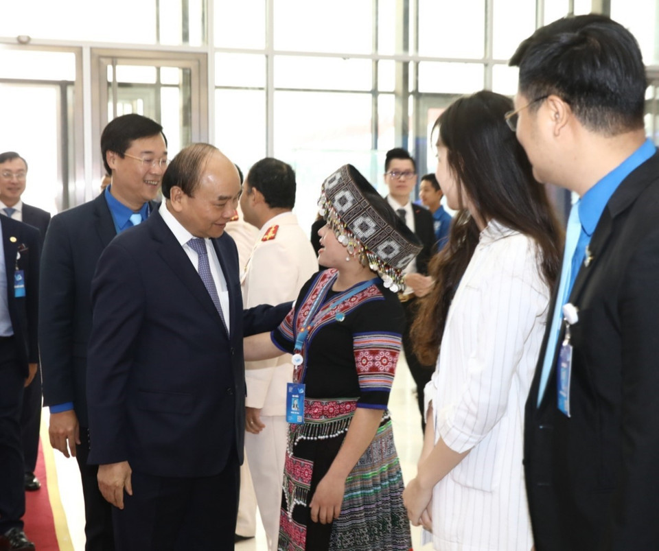 Thủ tướng Nguyễn Xuân Phúc với các đại biểu thanh niên. (Ảnh: Văn Điệp/TTXVN)