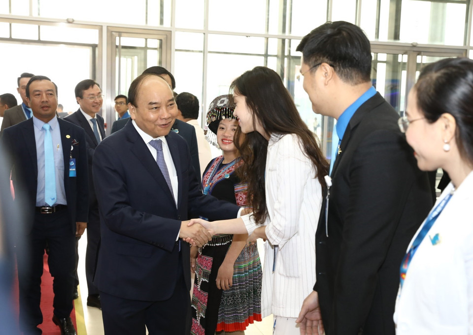 Thủ tướng Nguyễn Xuân Phúc với các đại biểu thanh niên. (Ảnh: Văn Điệp/TTXVN)