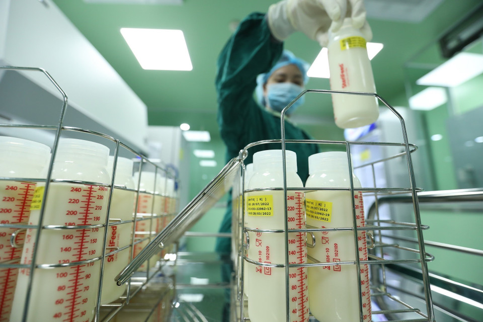 Trước và sau bước thanh trùng, sữa mẹ được xét nghiệm vi sinh, nếu không đạt yêu cầu, mẻ sữa sẽ bị hủy bỏ. (Ảnh: Minh Quyết/TTXVN)