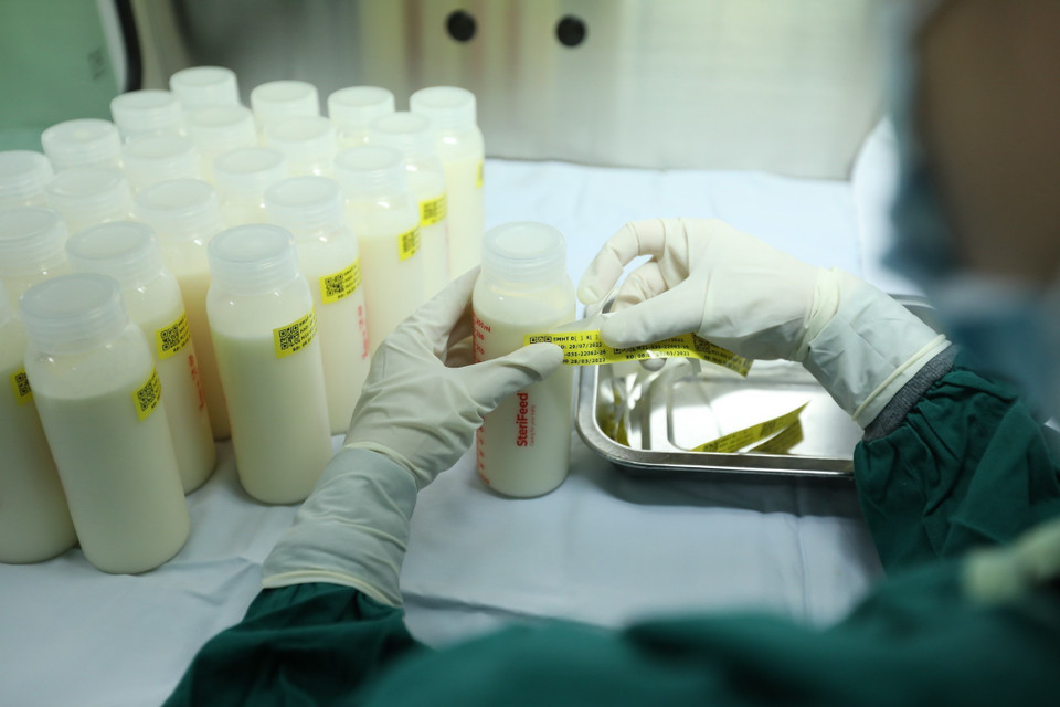 Các chai sữa có dán nhãn code tên người tặng và ngày giờ vắt trước khi đưa đi bảo quản. (Ảnh: Minh Quyết/TTXVN)