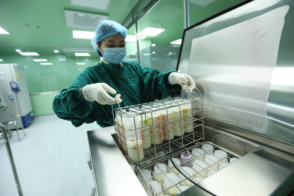 Phòng thanh trùng sữa tại Ngân hàng sữa mẹ đầu tiên tại Hà Nội. (Ảnh: Minh Quyết/TTXVN)