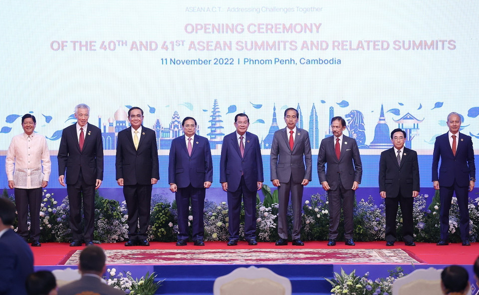 Thủ tướng Phạm Minh Chính và trưởng đoàn các nước ASEAN chụp ảnh chung tại Lễ khai mạc. (Ảnh: Dương Giang/TTXVN)