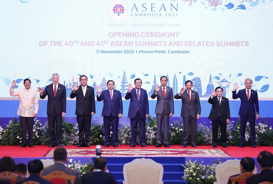 Thủ tướng Phạm Minh Chính và trưởng đoàn các nước ASEAN chụp ảnh chung tại Lễ khai mạc. (Ảnh: Dương Giang/TTXVN)