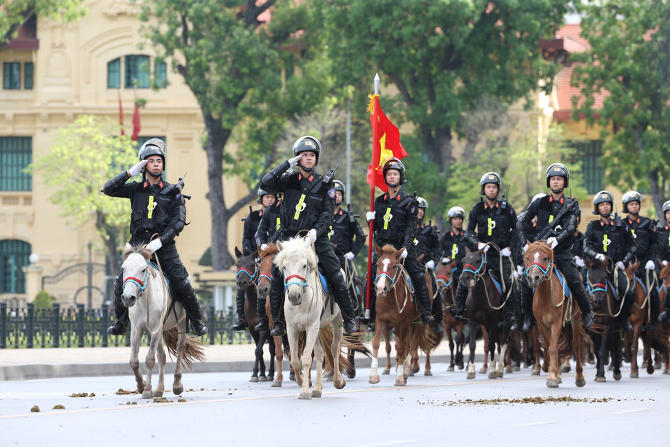 Lực lượng cảnh sát cơ động kỵ binh diễu hành. (Ảnh: Dương Giang/TTXVN)
