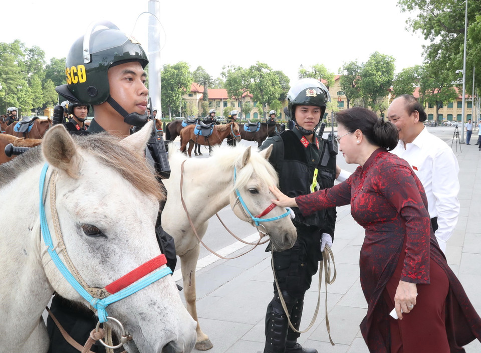 Thủ tướng Nguyễn Xuân Phúc, Chủ tịch Quốc hội Nguyễn Thị Kim Ngân và các đại biểu Quốc hội dự buổi ra mắt và diễu binh của lực lượng Cảnh sát cơ động kỵ binh. (Ảnh: Trọng Đức/TTXVN)