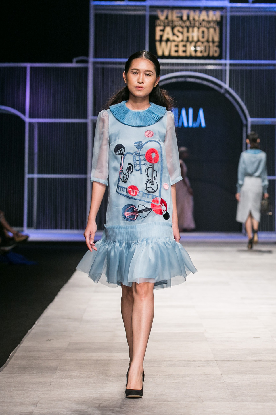 Kỹ thuật xếp nếp vải và pha trộn đã đặc tả hình ảnh năm dòng kẻ của khuông nhạc qua các nốt nhạc và loại nhạc cụ đầy tinh tế và nghệ thuật... (Ảnh: BTC)